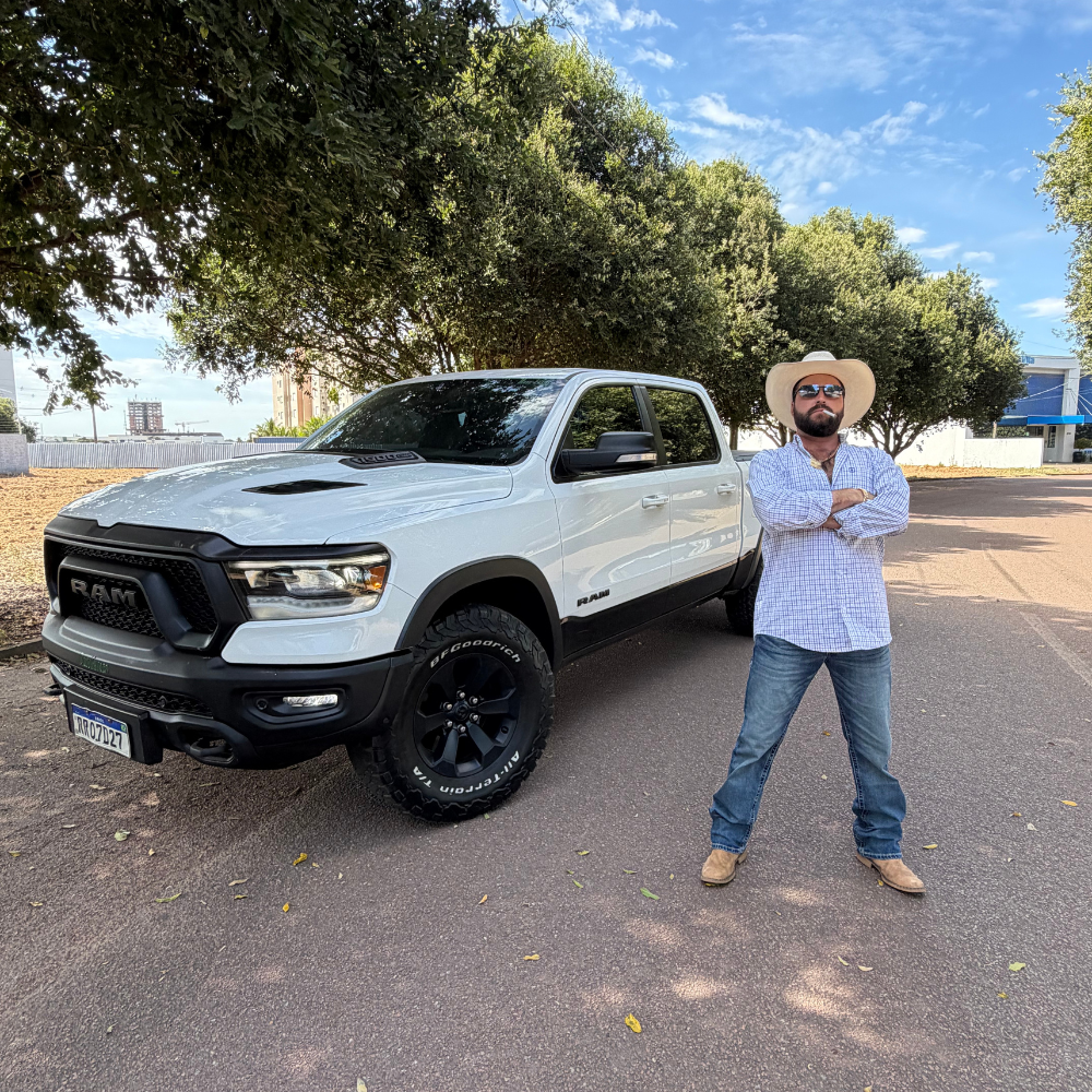Douglas da Silva com o prêmio RAM 1500 - REBEL V8